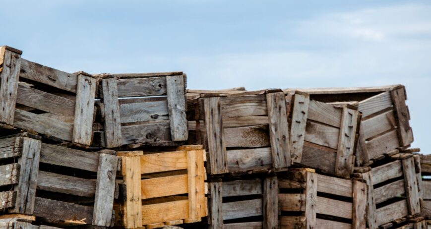 Muchos depósitos aún usan madera para el acopio, pero los costos ocultos son altos. Desglosamos por qué la cajonería plástica de alta resistencia de Vanedil reduce mermas, optimiza espacio y ofrece mayor vida útil.